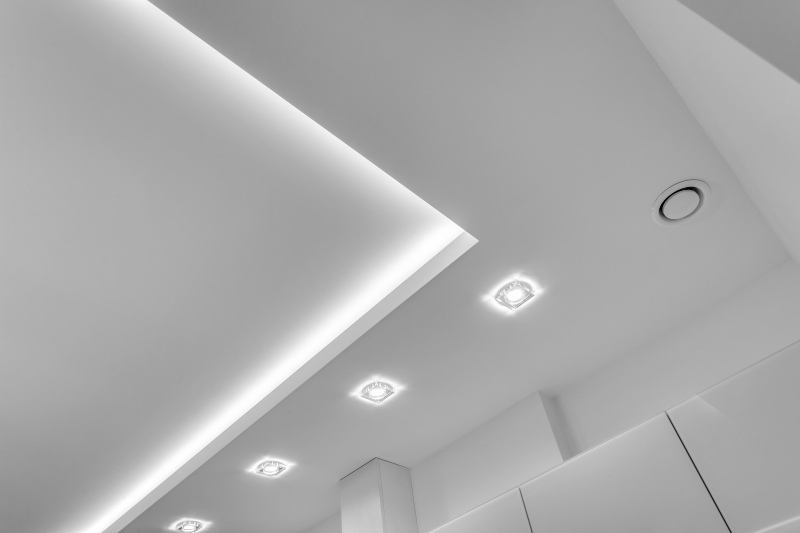 Oświetlenie w salonie według rekomendacji architektów - wybór między listwami LED a halogenami